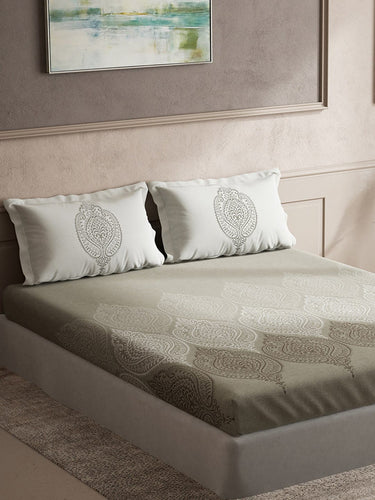 https://cdn.shopify.com/s/files/1/1857/6931/products/247ee28f-a3c5-47c1-9e74-3a55901e433c1696255805365DDecorGreyWhiteEthnicMotifs140TCQueenBedsheetwith2PillowCove2.jpg?v=1703241839